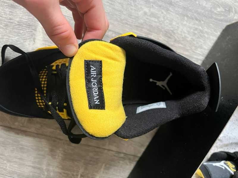 Jordan 4 Retro Thunder r.39
