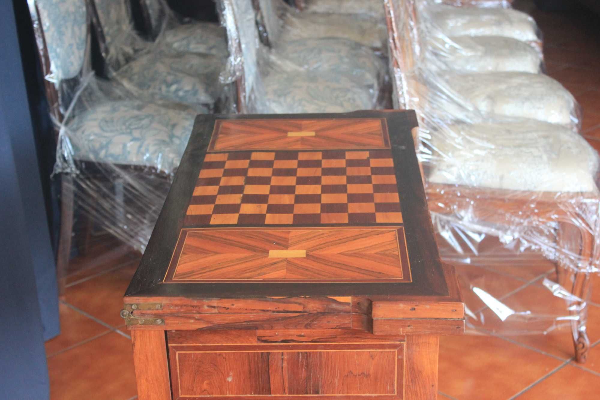 Mesa de jogo em Pau Santo e Pau Rosa com xadrez e flanela para jogar