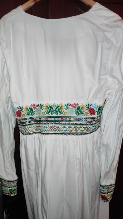 Вишиванка молочного кольору довга