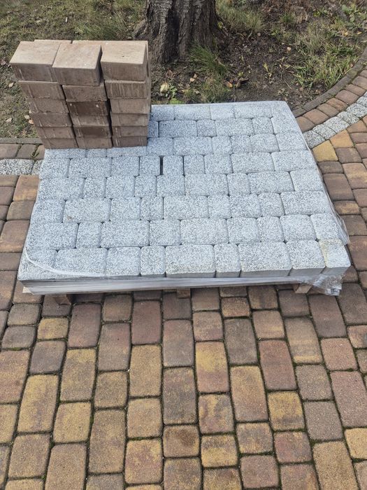 Kostka biala na obrzeze