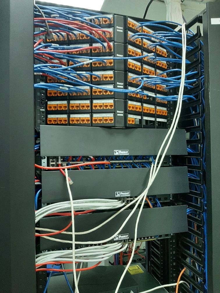 Коммутационный шкаф Panduit патч-панель вертикальная система организац