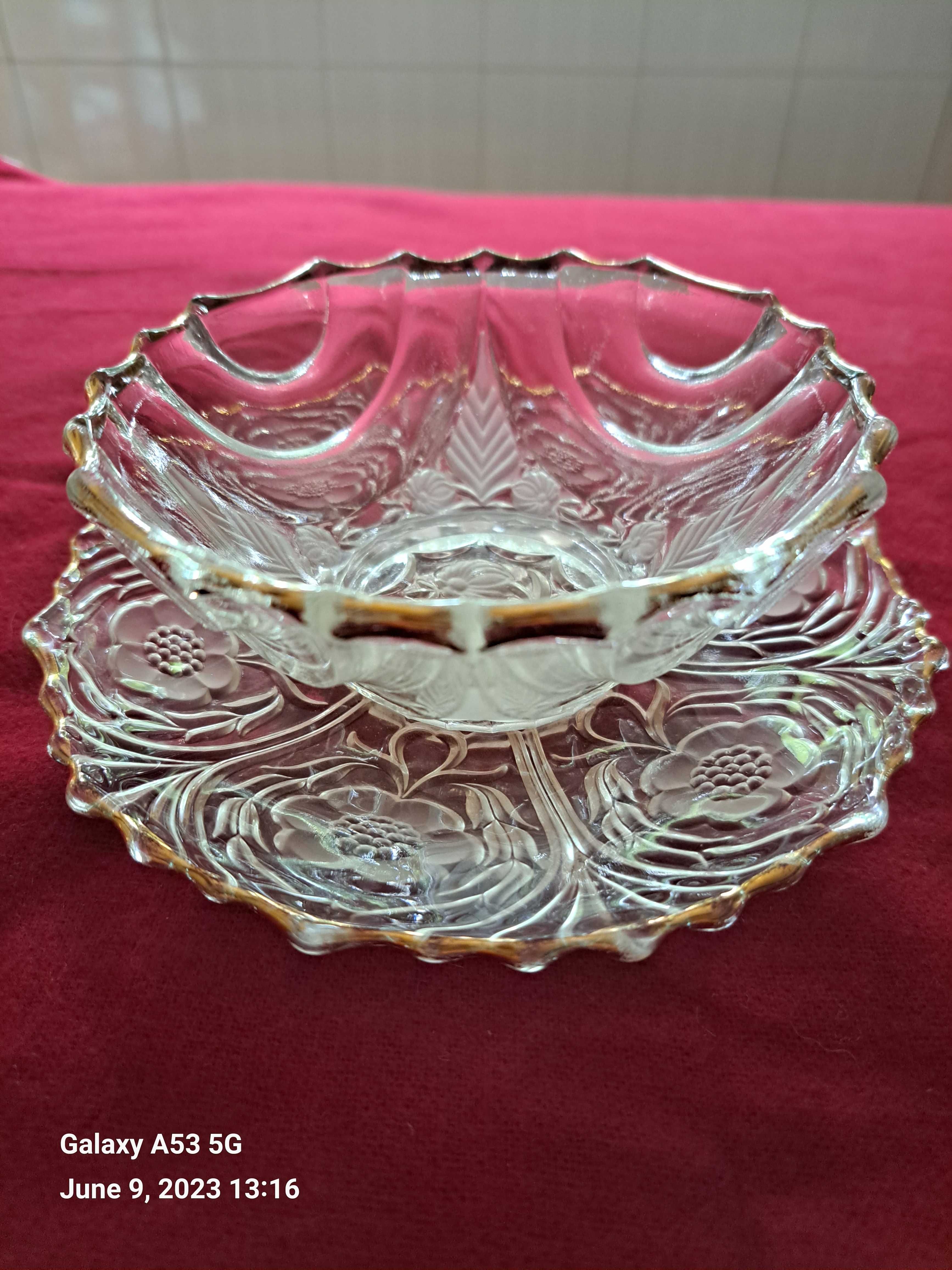 Porcelanas (potes) e taças em vidro modelado para sobremesas