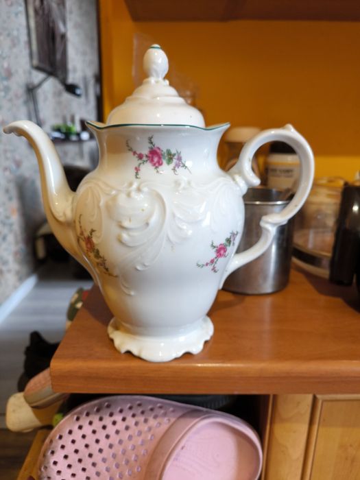 Sprzedam piękny porcelanowy dzbanek do herbaty