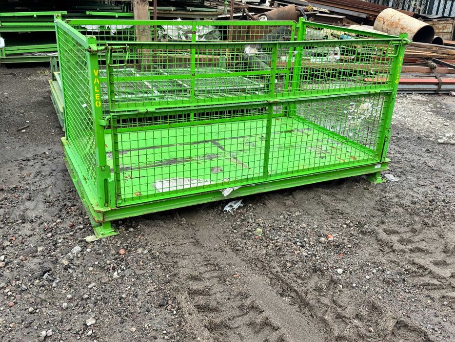 Metalowe kosze, skrzynie