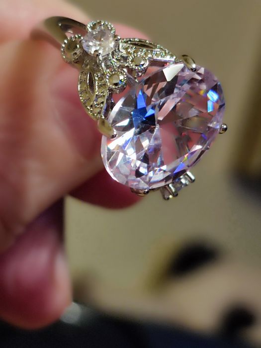 Pierścionek z syntetyczną cyrkonią