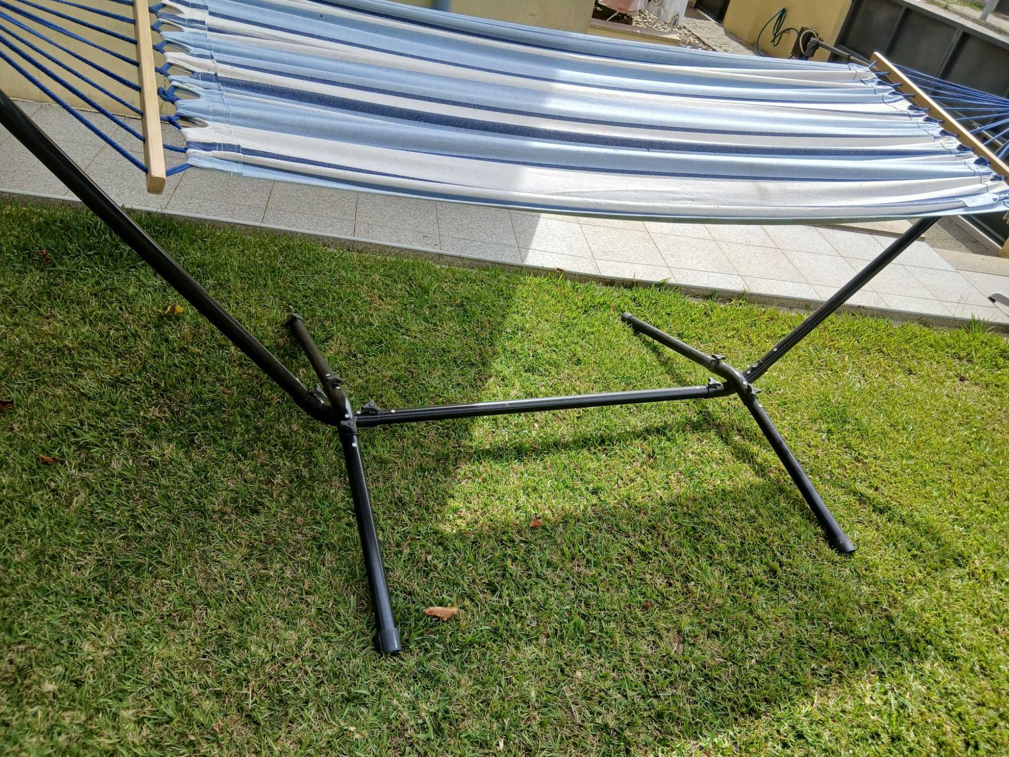 Cama de rede com armação