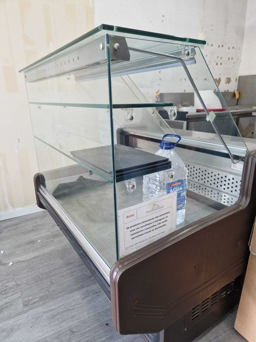 Vitrine expositora com frio para café ou restaurante
