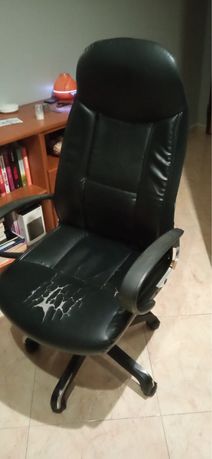 Cadeira de Pc com rodas em pele preta