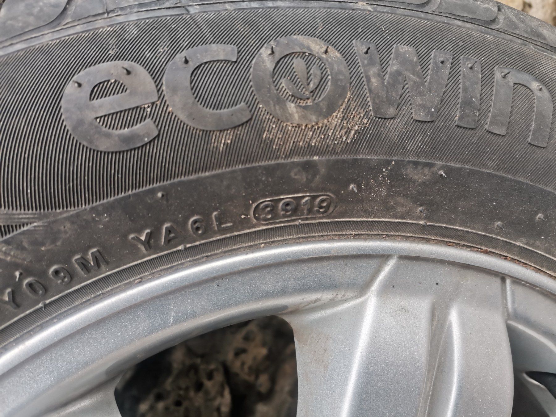 Продам автошини 185/65R15 з  титановими дисками до дачії