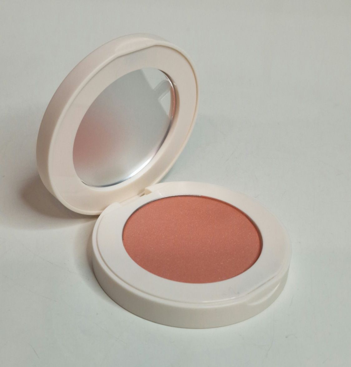 Brzoskwiniowy Róż Peach Perfect Powder Blusher Farmasi