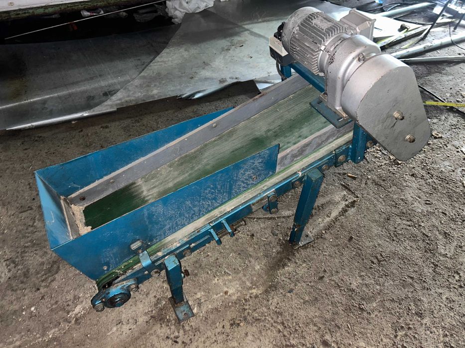 Podajnik taśmowy Visser z korytem ok. 1 m długości