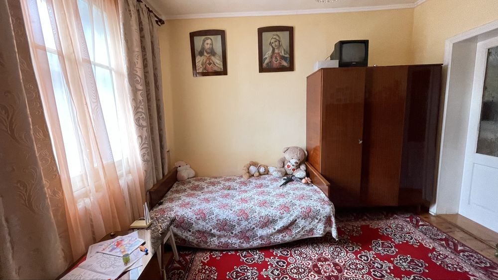 Продається будинок з літньою кухнею та великою ділянкою