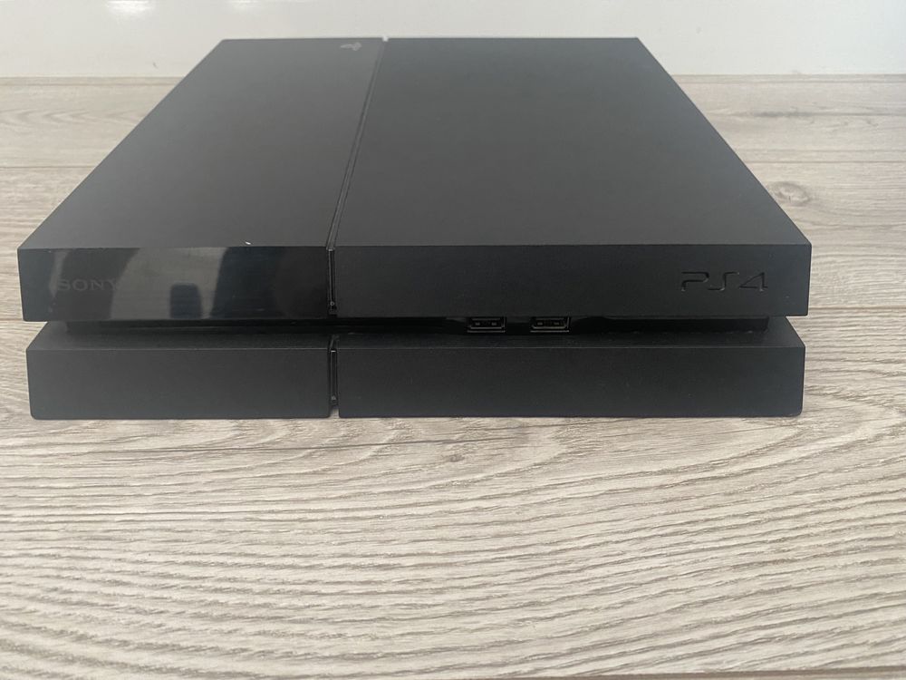 PS4 500gb, 2 pady, kamera, klawiatura i myszka, kierownica, 12 gier