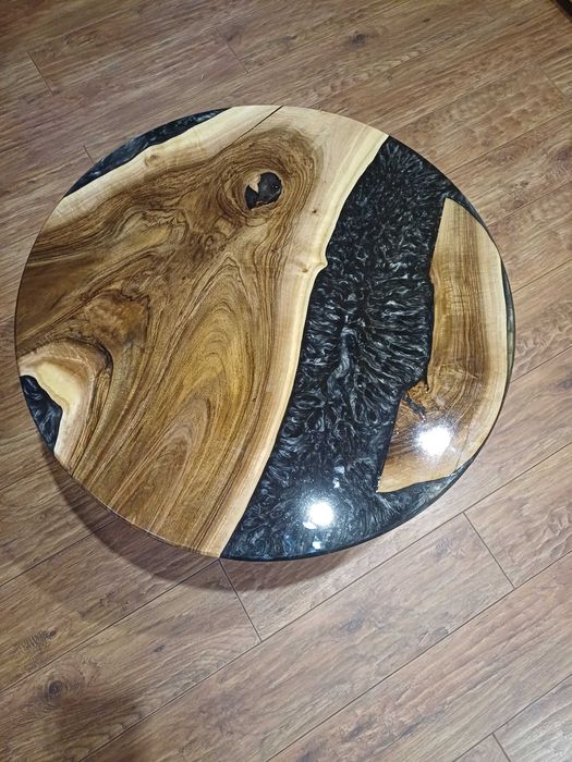 Stolik kawowy okrągły. Orzech z żywicą epoksydową.