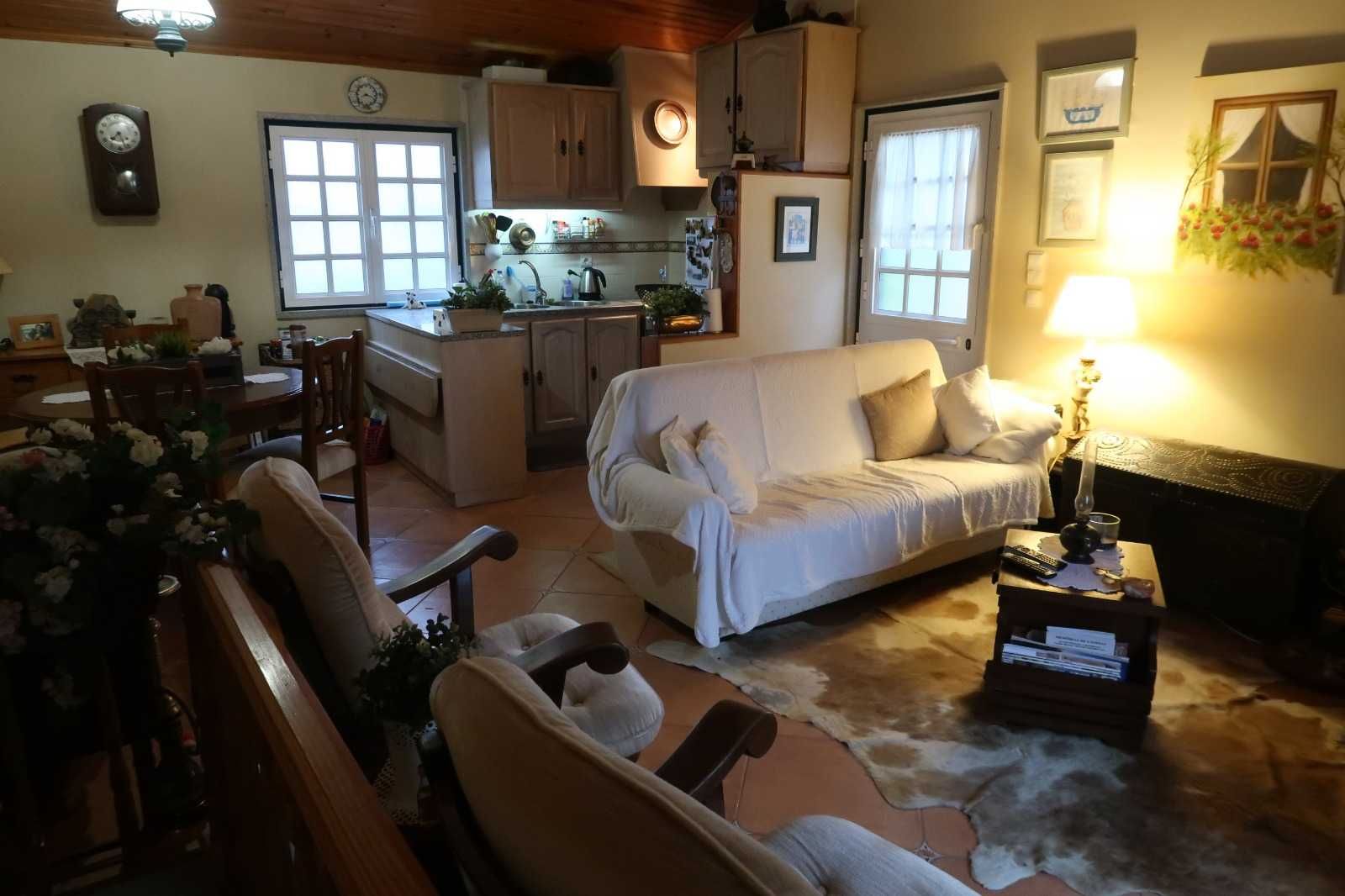 2 Moradias prontas a habitar, com eletrodomésticos e mobiliário