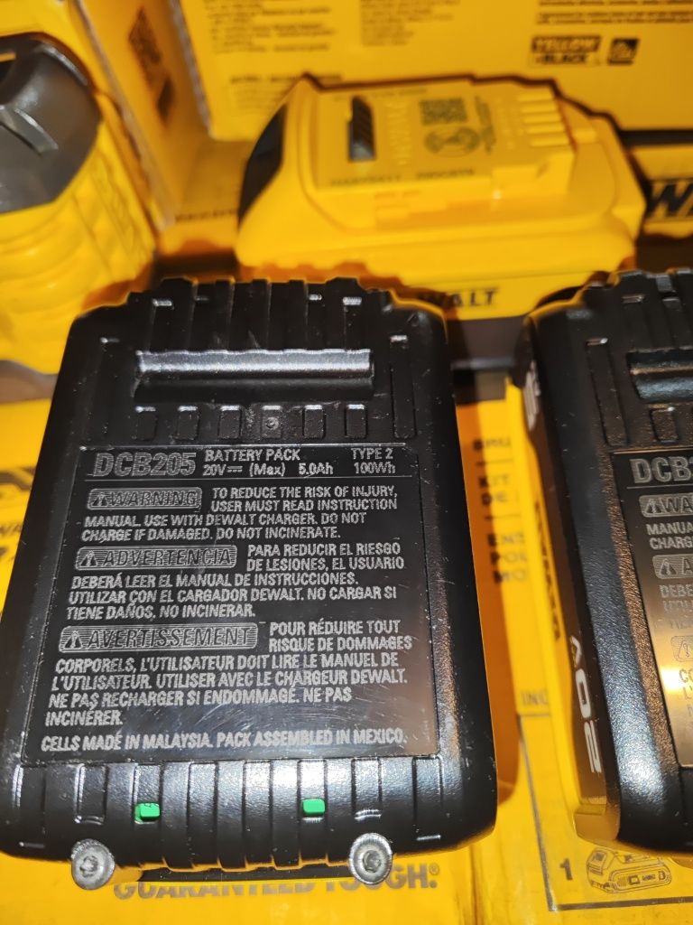 Аккумулятор DeWALT DCB240/ DCB205, Зарядне устройство Dewalt