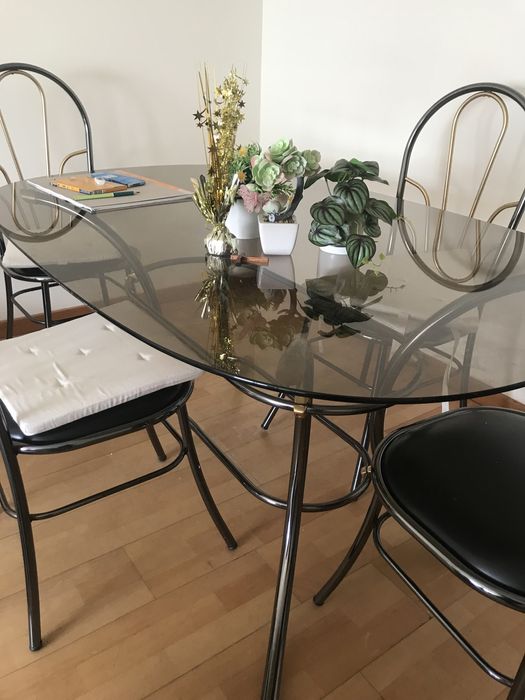 Mesa de vidro com 4 cadeiras