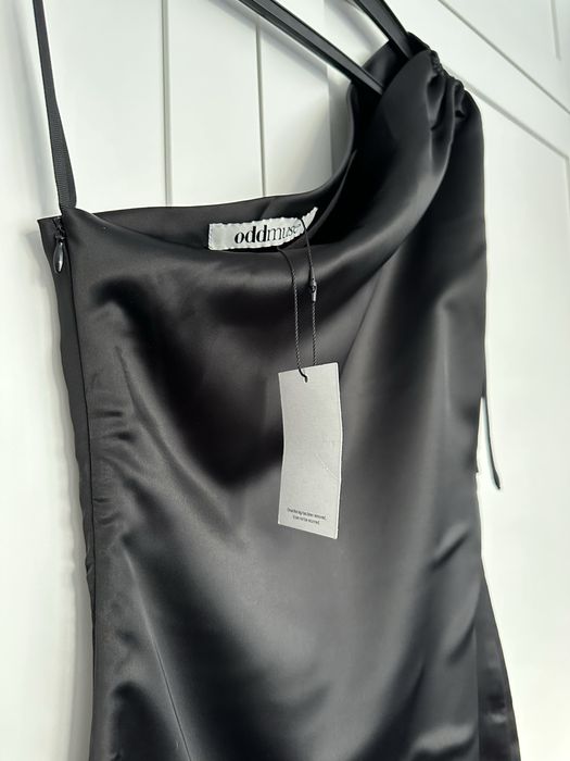 NOWA Czarna sukienka Odd Muse na jedno ramię z rozcięciem elegancka M