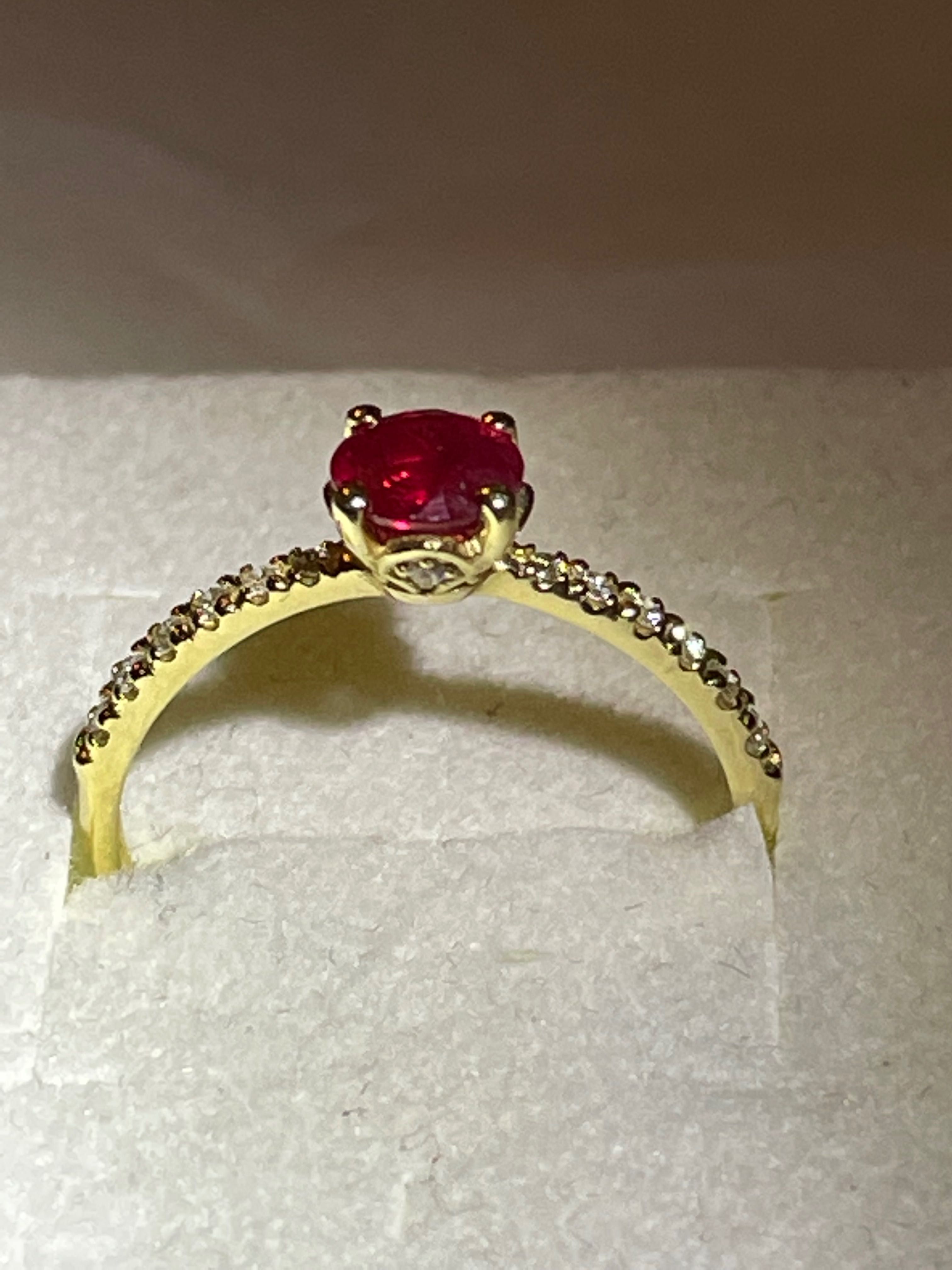 Złoty pierścionek z rubinem i brylantami 18-karatowe