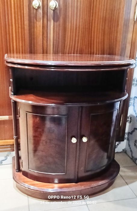 MÓVEL TV de Sala, Rotativa_Mogno_Envernizada
EM MOGNO-MADEIRA MACIÇA