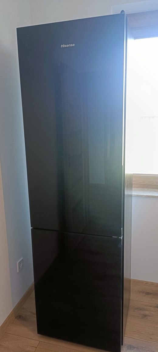 Lodówka HISENSE RB440N4GBE No frost 200.4cm Czarna (szkło) licowane