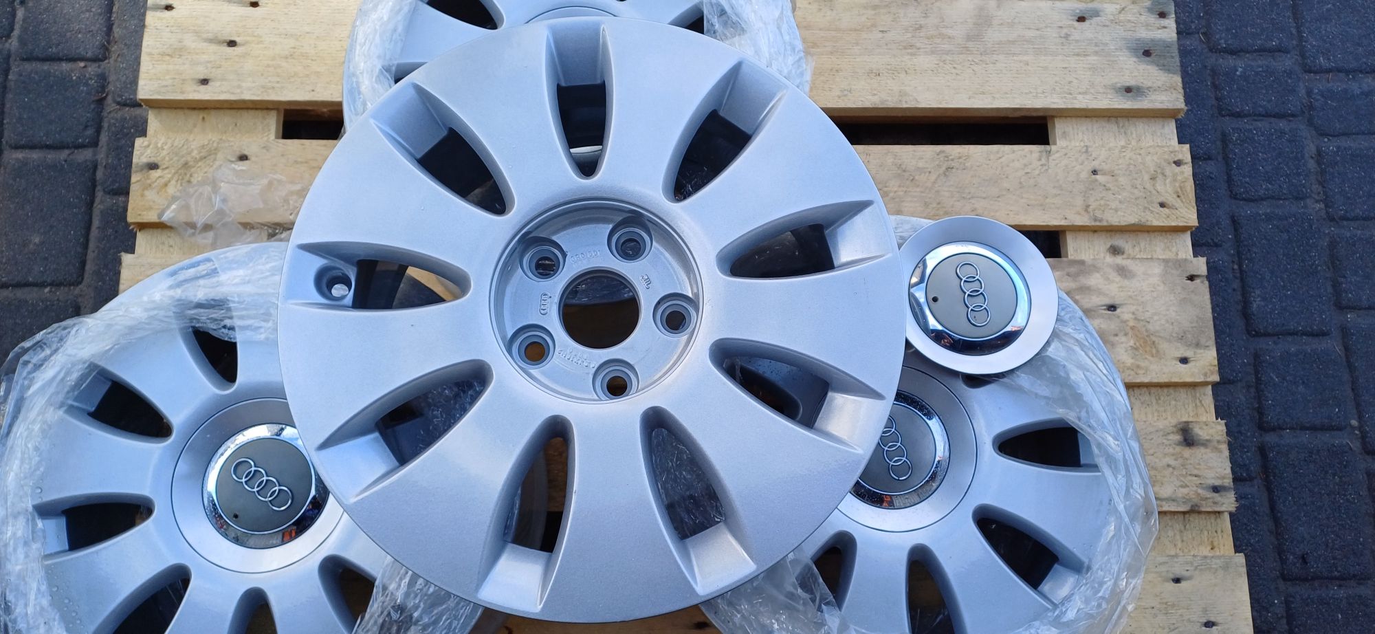 AUDI 6,5x16 ; 5x112 , komplet felg aluminiowy po regeneracji.