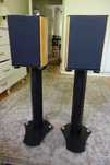 WILSON BENESCH ARC _ kolumny podstawkowe z fabrycznymi standami