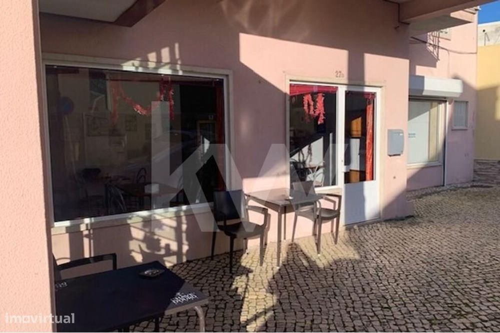 Espaço comercial em Pêro Pinheiro com garagem