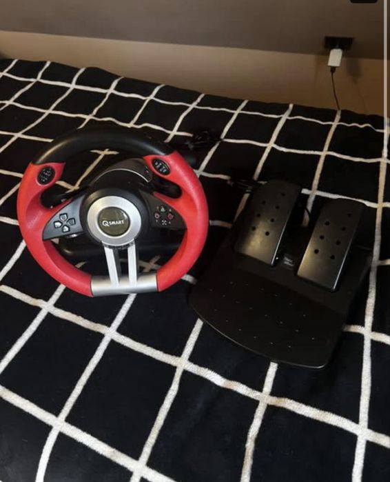 Kierownica Q-Smart z zestawem pedałów.