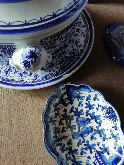 Grupo de peças de louça decorativas