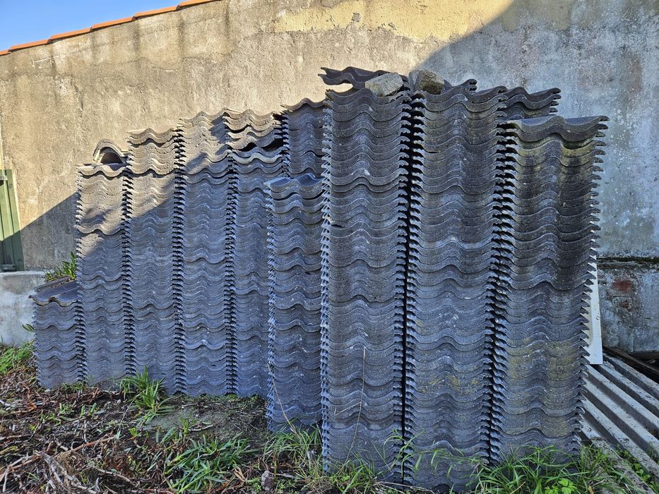 Lote 1.400 telhas de cimento onduladas/ cumeeiras, em excelente estado