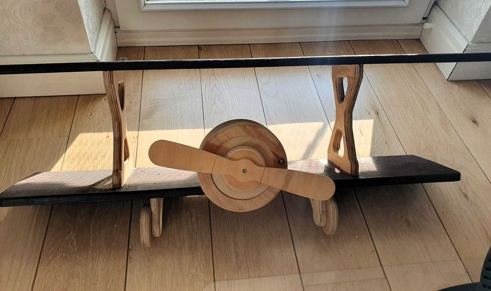 Drewniana półka samolot – ręcznie robiona dekoracja do pokoju dziecka