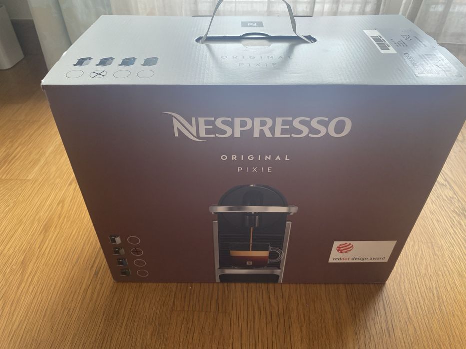 Nespresso Pixie Titan nova com factura