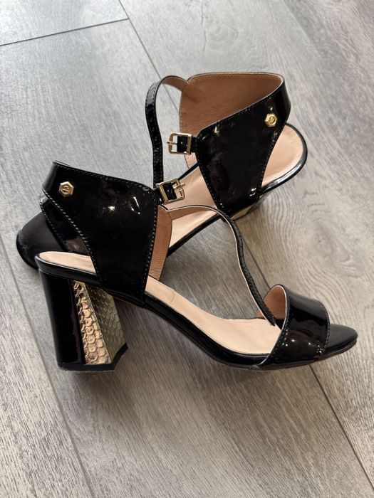 Босоніжки, сандалі