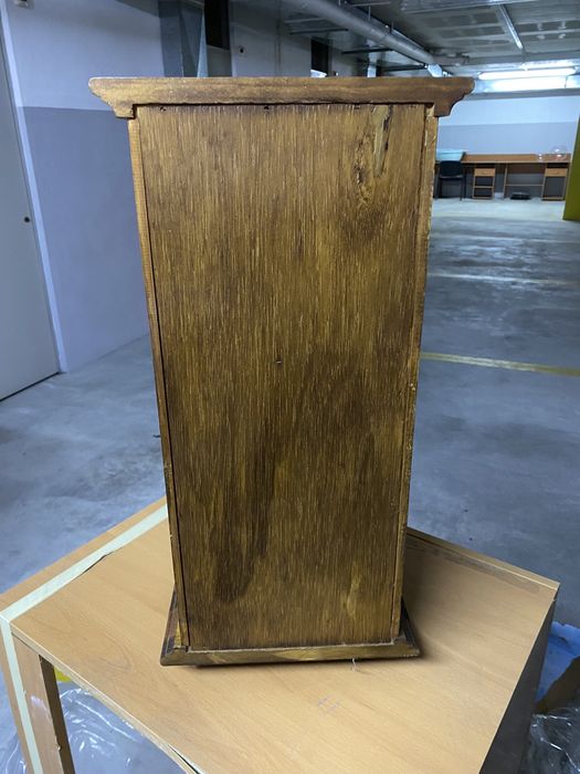 Móvel castanho maciço decorativo de apoio