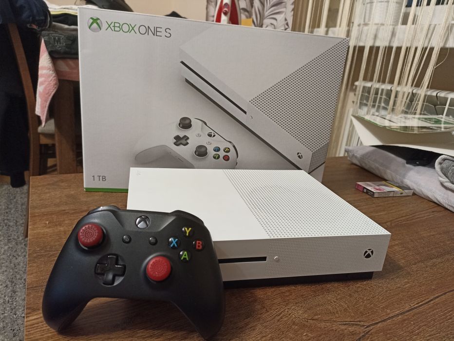 Xbox One S + Pad + Pudełko