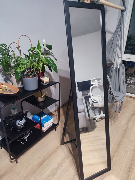 Duże lustro stojące