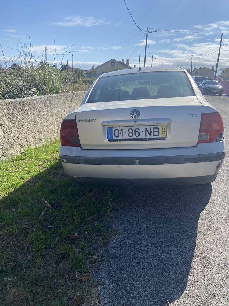 Passat 1.9 tdi batida mas a andar
