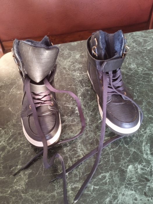 Продам ботинки 37 розмір.