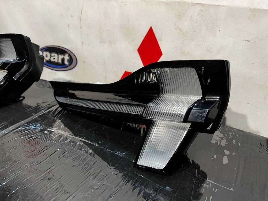 ліхтар в кришку багажника правий Ford Mustang Mach-E