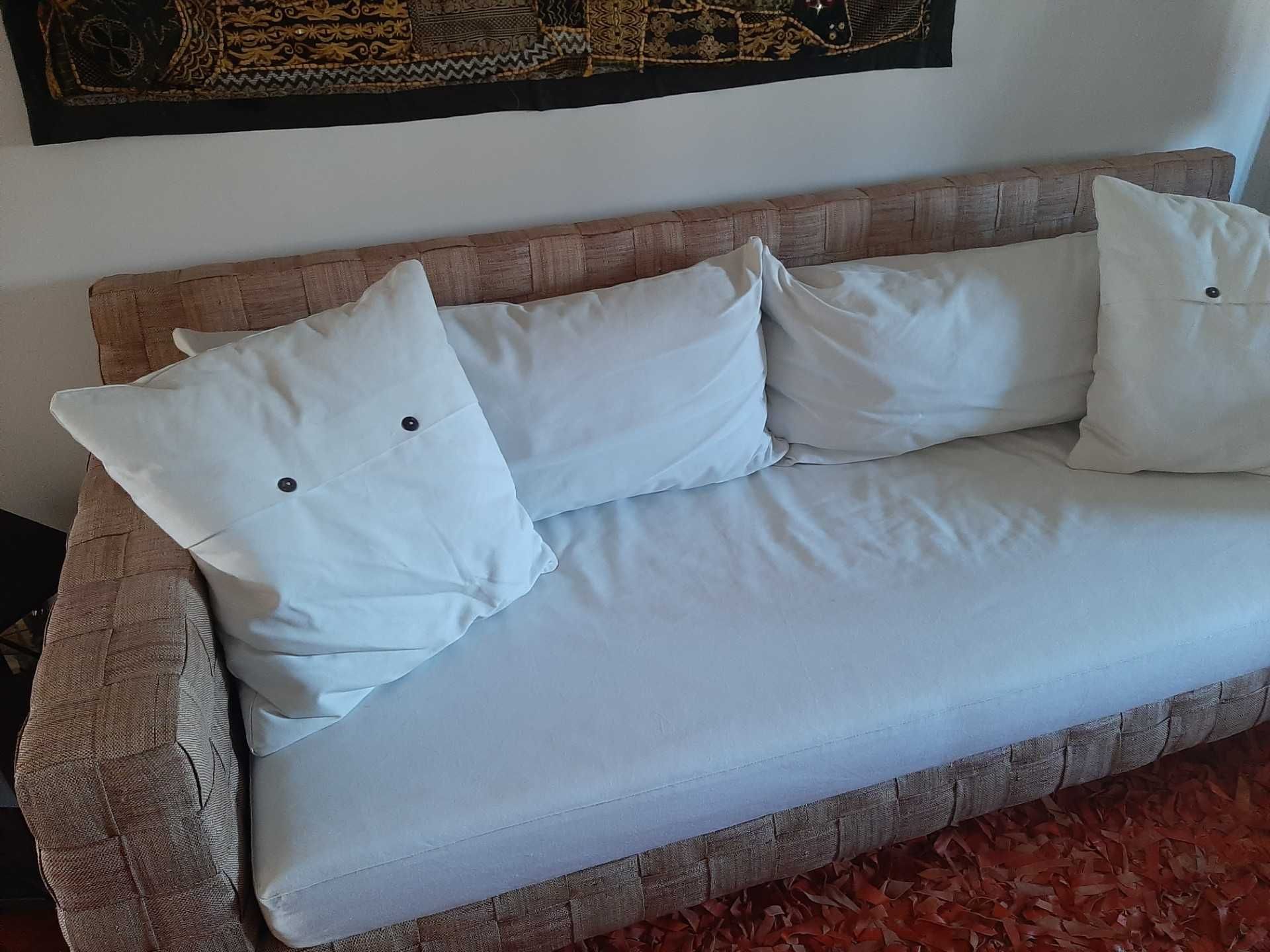 Vendo sofa com almofadas
