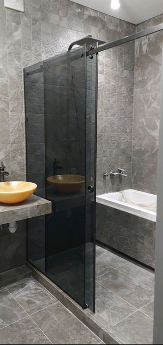 Скляні перегородки душові кабіни двері перила міжкімнатні перегородки