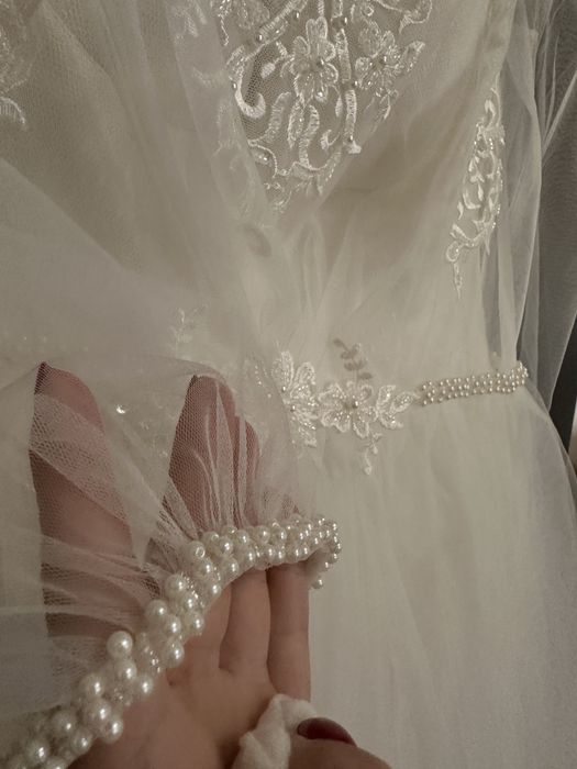 Весільне плаття з накидкою