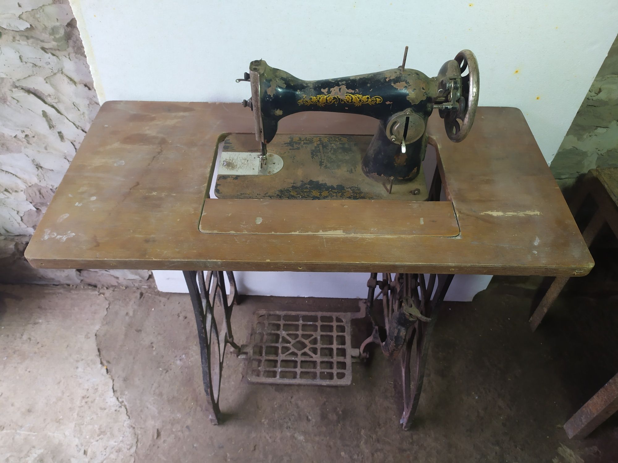 Машинка швейна в робочому стані