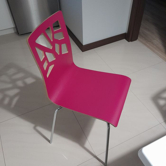 4 krzesła ze sklejki pokryte odpornym laminatem fuksja