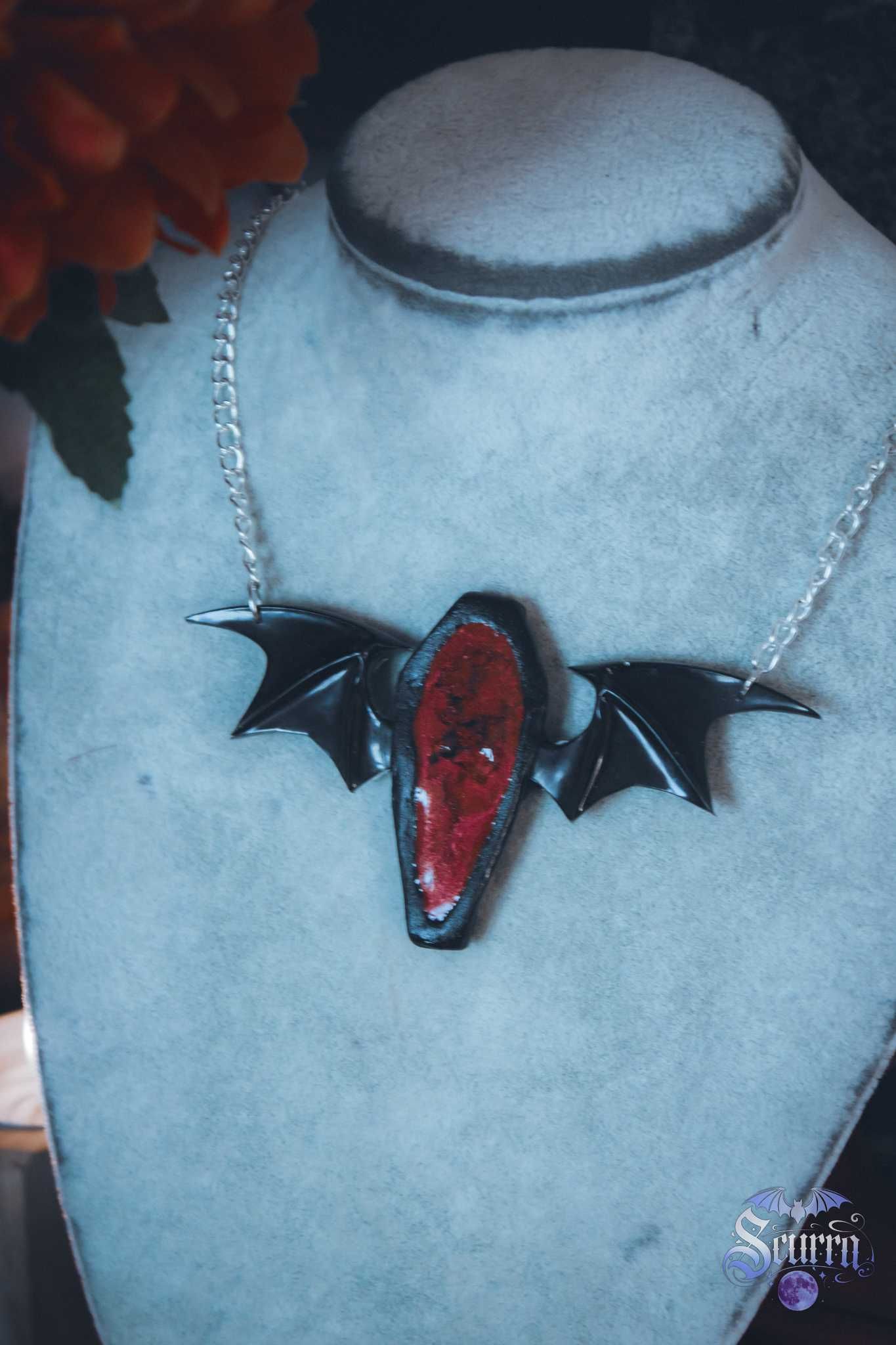 Gotycki Naszyjnik z Trumną i Skrzydłami Nietoperza Goth Witchy