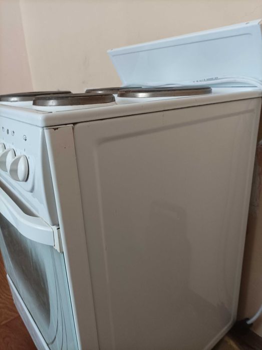 Електроплита  4-х конфорная с духовкой, все працює.