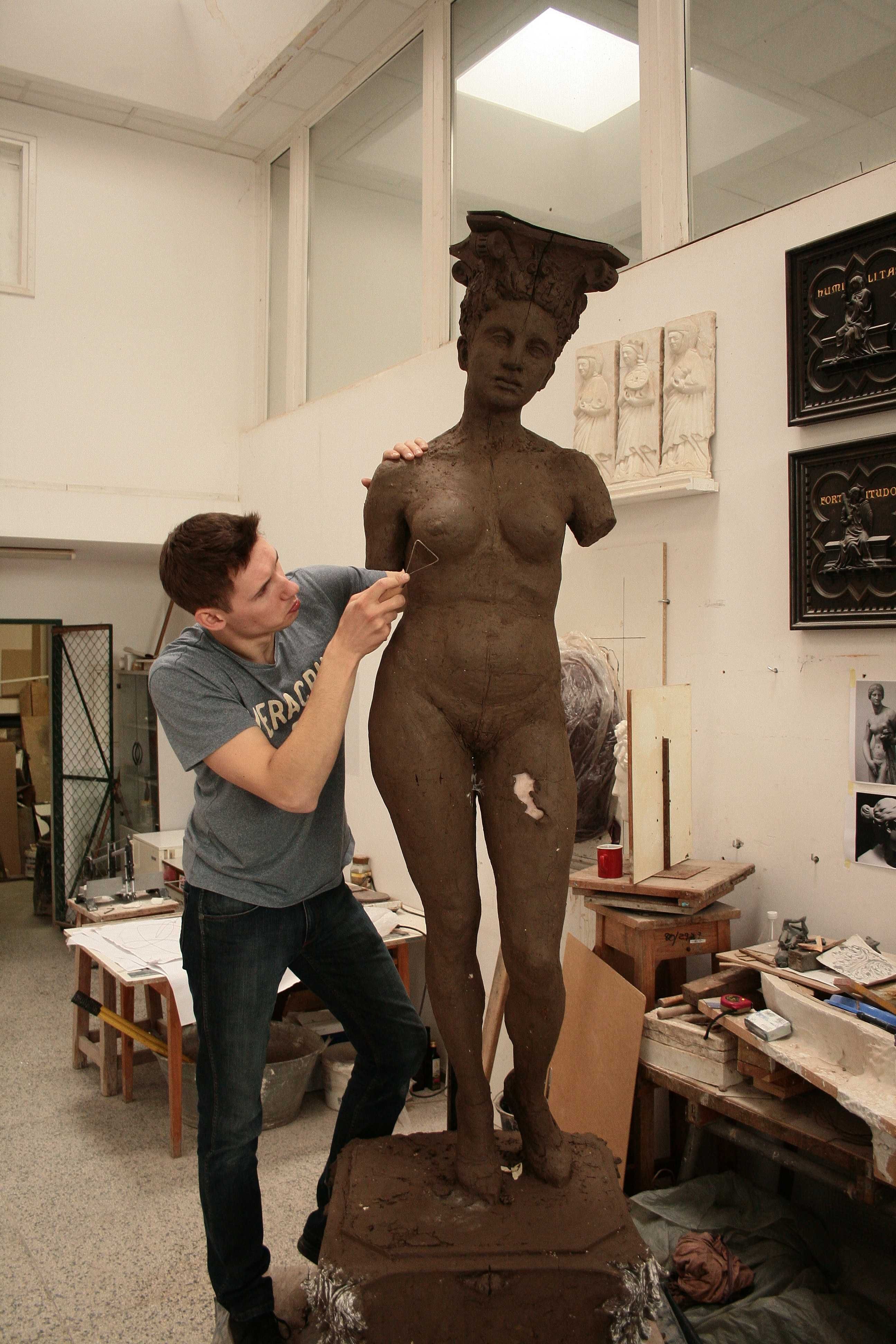 Rzeźba akt kobieta pomnik posąg dzieło sztuki sztuka nowoczesna