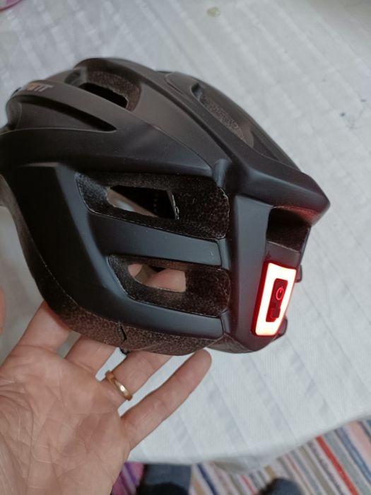 Capacete ciclismo Giant com luz