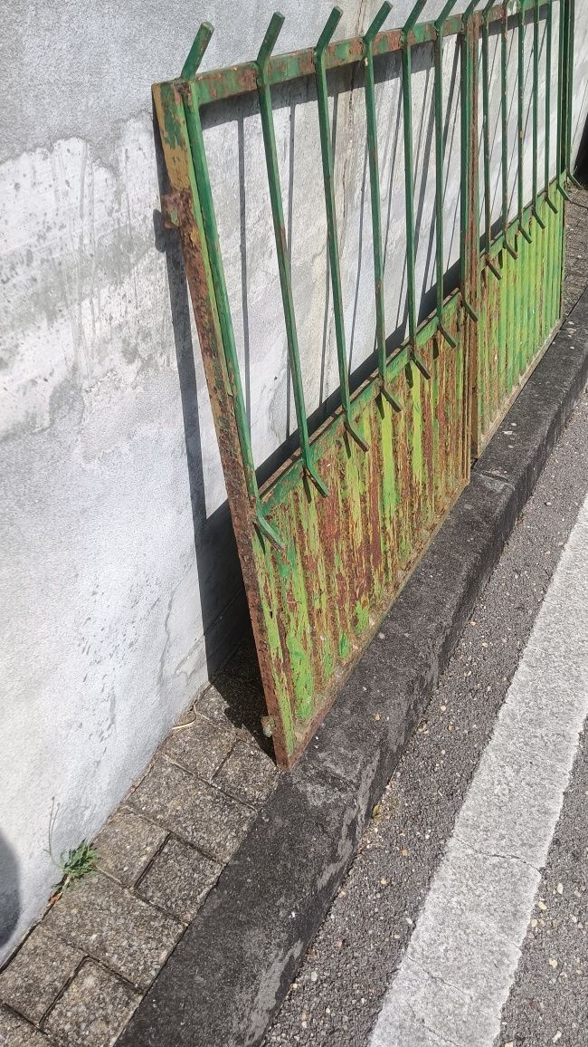 Portão em ferro de duas folhas